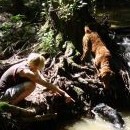 Tereza přesvědčuje Deryla (marně), aby do té vody hópnul