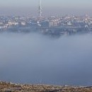 Praha byla v úterý zahalena v mlze - vlastně jen koryto Vltavy