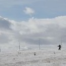Na pláni jsme skoro sami - jen tento osamělý lyžař zápolí s větrem