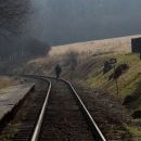 Výlet třetí: cestou ke Studánce lásky jsme nohama stírali rosu na kolejích