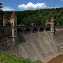 Cestou na Zvičinu jedeme přes přehradu Les Království