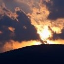 Slunovrat poznáme podle toho, že slunce zapadá přesně v půli Černé hory