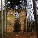 Na Malém Blaníku jsou ruiny kaple