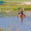 Vlastní dcera na vlastním koni ve vlastním rybníku